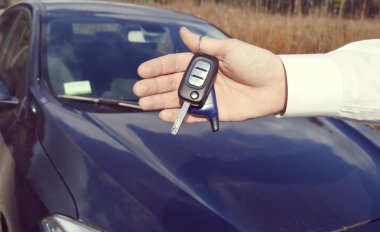 araba anahtarları tutan adam