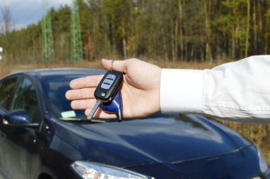 araba anahtarları tutan adam