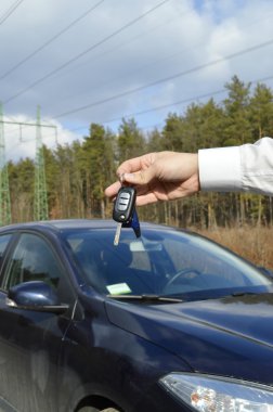 araba anahtarları tutan adam