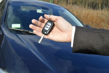 araba anahtarları tutan adam