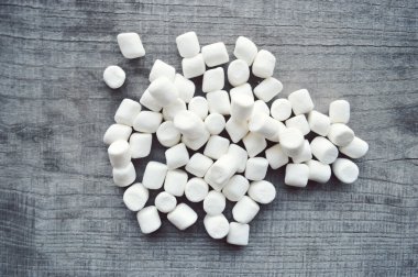 ahşap masa üstünde şekerleme