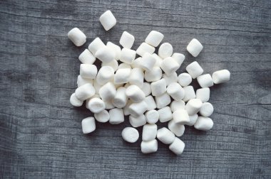 ahşap masa üstünde şekerleme