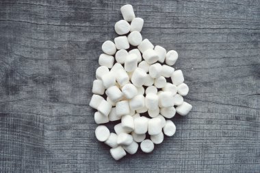 ahşap masa üstünde şekerleme