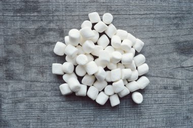 ahşap masa üstünde şekerleme