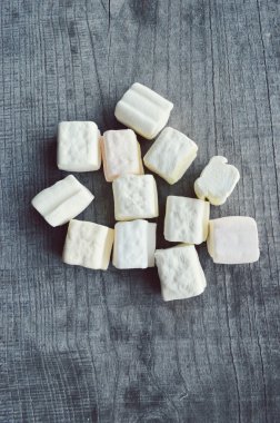 ahşap masa üstünde şekerleme