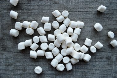 ahşap masa üstünde şekerleme