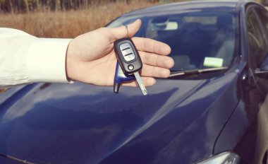 araba anahtarları tutan adam