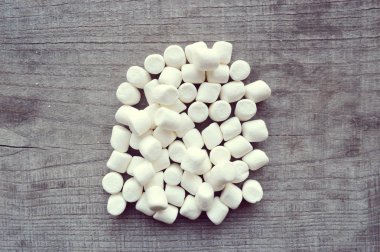 ahşap masa üstünde şekerleme