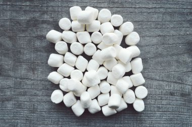 ahşap masa üstünde şekerleme