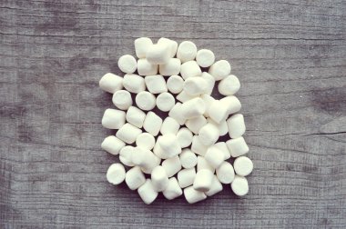 ahşap masa üstünde şekerleme