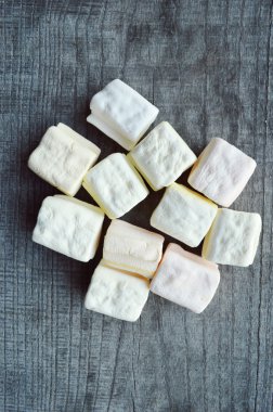 ahşap masa üstünde şekerleme