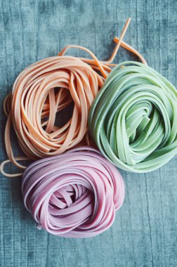 Renkli ham İtalyan makarna