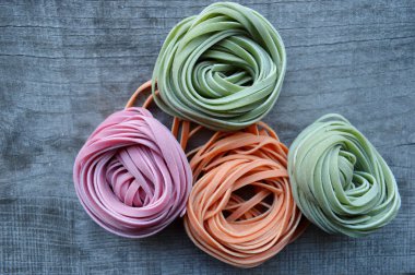 Renkli ham İtalyan makarna