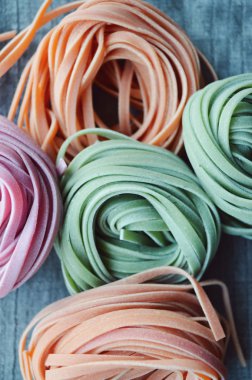 Renkli ham İtalyan makarna