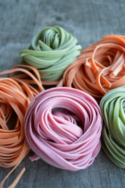 Renkli ham İtalyan makarna