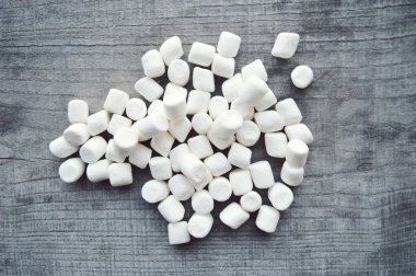 ahşap masa üstünde şekerleme