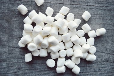 ahşap masa üstünde şekerleme