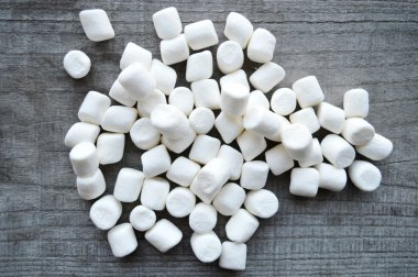 ahşap masa üstünde şekerleme