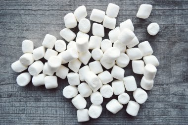 ahşap masa üstünde şekerleme