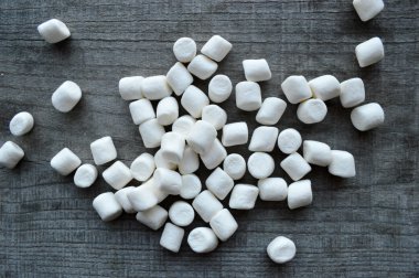 ahşap masa üstünde şekerleme