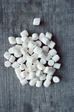 ahşap masa üstünde şekerleme