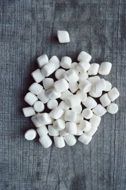 ahşap masa üstünde şekerleme