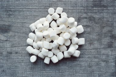 ahşap masa üstünde şekerleme