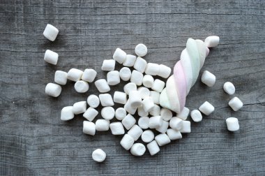 ahşap masa üstünde şekerleme