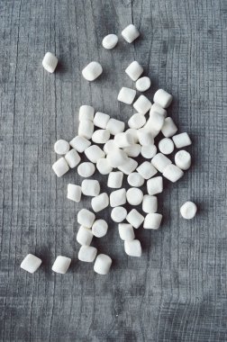 ahşap masa üstünde şekerleme