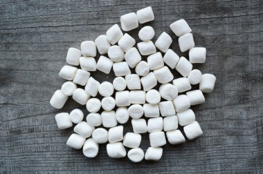 ahşap masa üstünde şekerleme