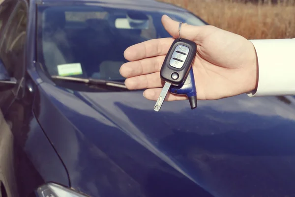 Hombre sosteniendo llaves del coche — Foto de Stock