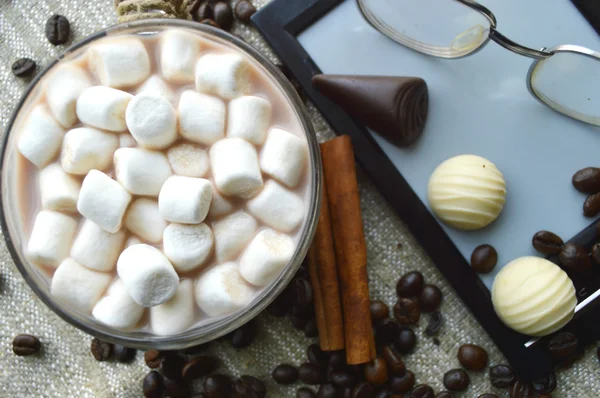 Marshmallows em tigela com Ebook e copos, doces e grãos de café — Fotografia de Stock