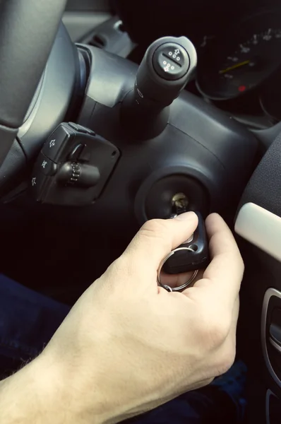Motorista insere a chave na ignição — Fotografia de Stock