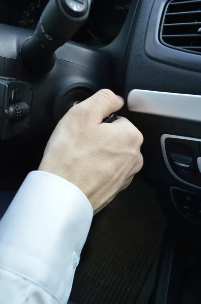 Le conducteur insère la clé dans le contact — Photo