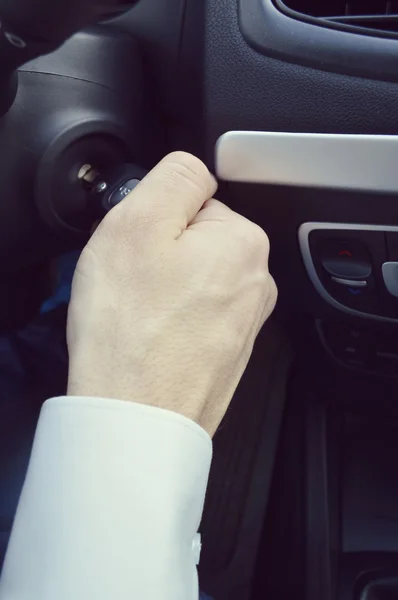 Le conducteur insère la clé dans le contact — Photo