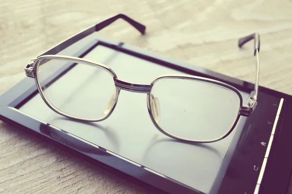Schwarzes E-Book und Brille — Stockfoto