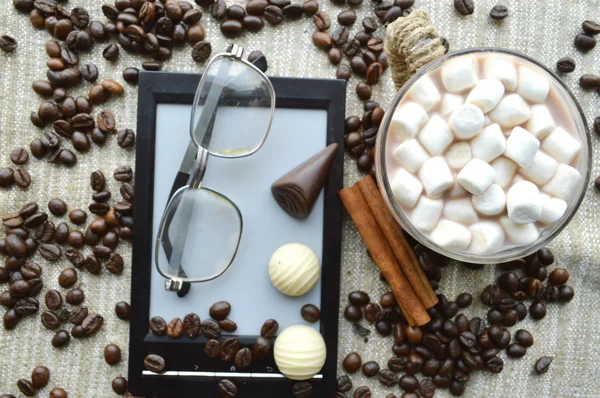 Marshmallows tál Ebook és a szemüveg, a cukorka és a szemes kávé — Stock Fotó