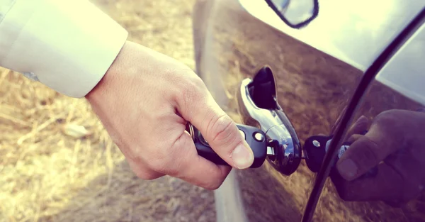 Mano masculina con llaves del coche abriendo la puerta del coche —  Fotos de Stock