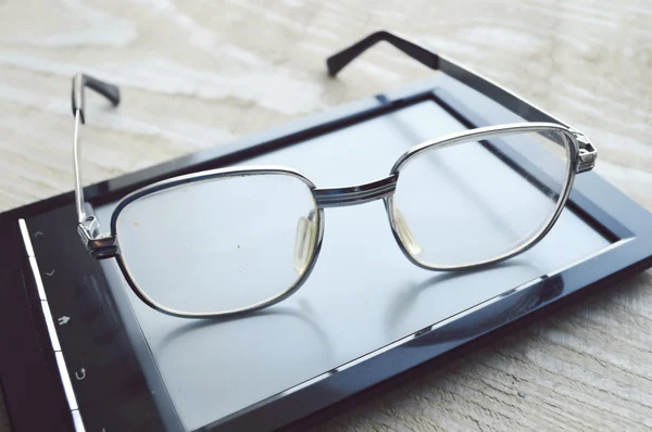 Libro electrónico negro y gafas — Foto de Stock