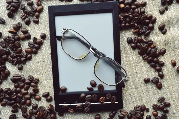 E-book noir et lunettes — Photo