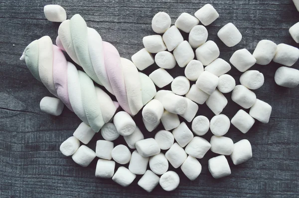 Marshmallows na mesa de madeira — Fotografia de Stock