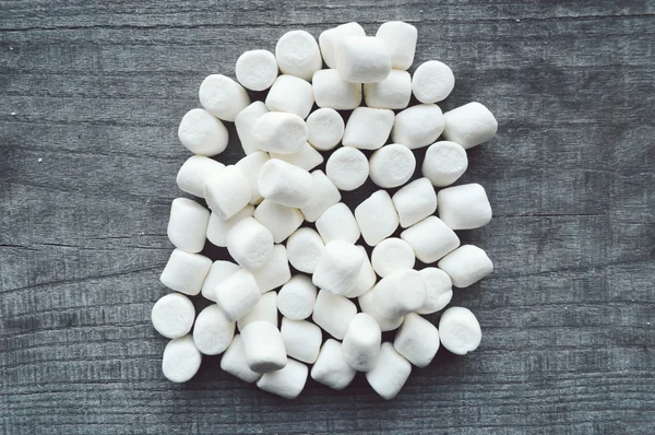 ahşap masa üstünde şekerleme