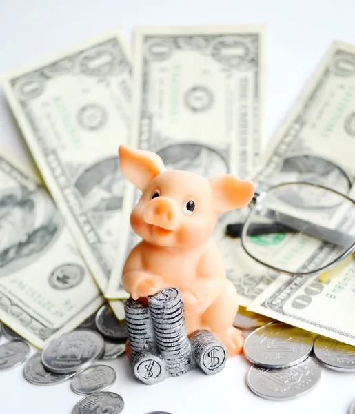 Piggy bank met dollars en munten — Stockfoto