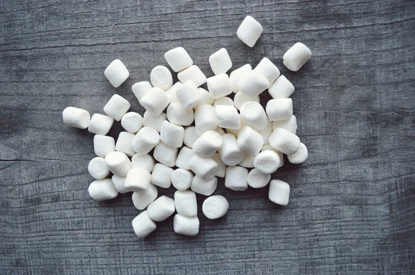 ahşap masa üstünde şekerleme