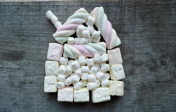 Marshmallows na mesa de madeira — Fotografia de Stock