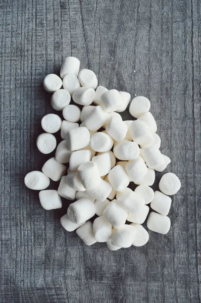 ahşap masa üstünde şekerleme