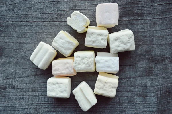 Marshmallows op houten tafel — Stockfoto