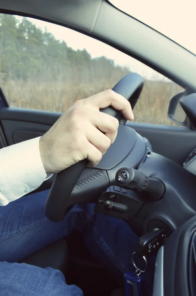 Le conducteur au volant d'une voiture — Photo