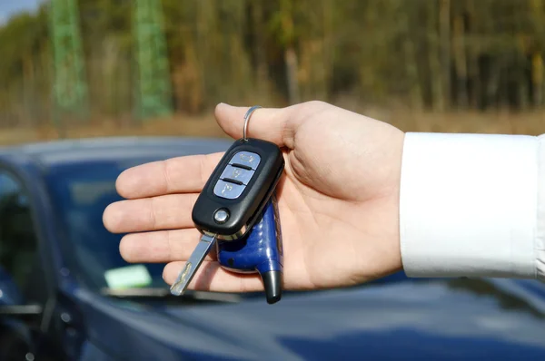 Homme tenant des clés de voiture — Photo