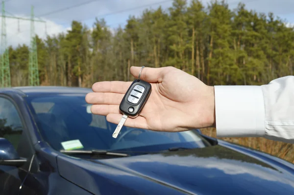 araba anahtarları tutan adam